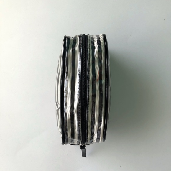 (FREE) Waterproof Makeup bag - Picture 3 of 5